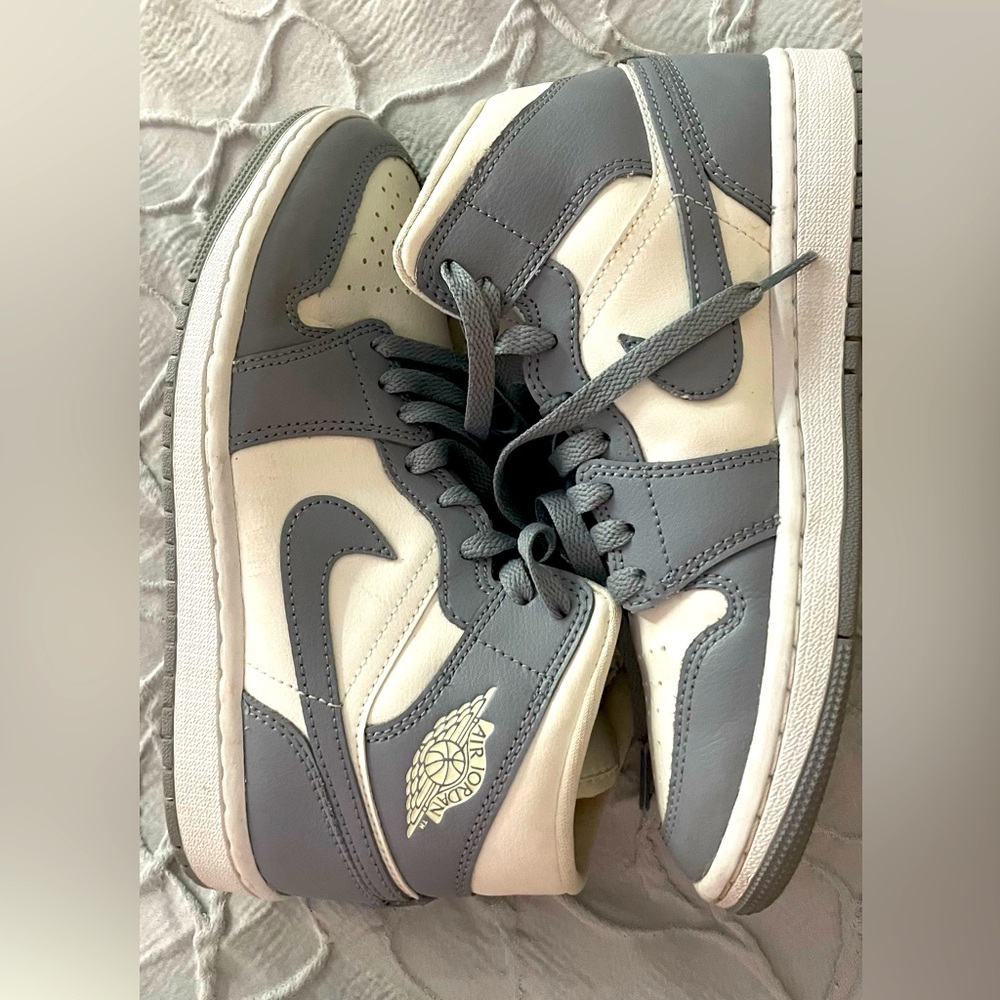 AIR JORDAN 1 MID sz- 6.5 women's